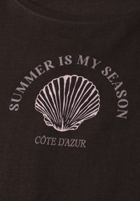 Text "SUMMER IS MY SEASON" curves above a scallop shell illustration, with "CÔTE D'AZUR" printed below on dark fabric.