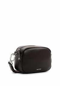 Borsa a spalla in pelle marrone scuro con forma rettangolare, chiusura con zip e hardware metallico. Presenta una superficie texturizzata e una tracolla rimovibile.