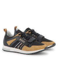 Tenisi atletici negri cu bej, având o parte superioară din suede și material sintetic, șireturi, detalii cu logo și o talpă intermediară albă cu o talpă exterioară texturată.