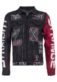 Zwarte denim jacket met rode accenten, voorzien van mixed media graphics en tekst, zilveren studs, twee voorkruiszakken en een ritssluiting.