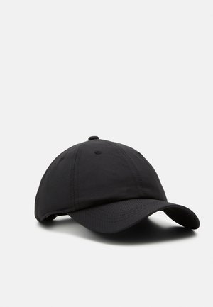 Casquette de baseball noire à six panneaux avec une visière incurvée et une sangle ajustable sur fond blanc.
