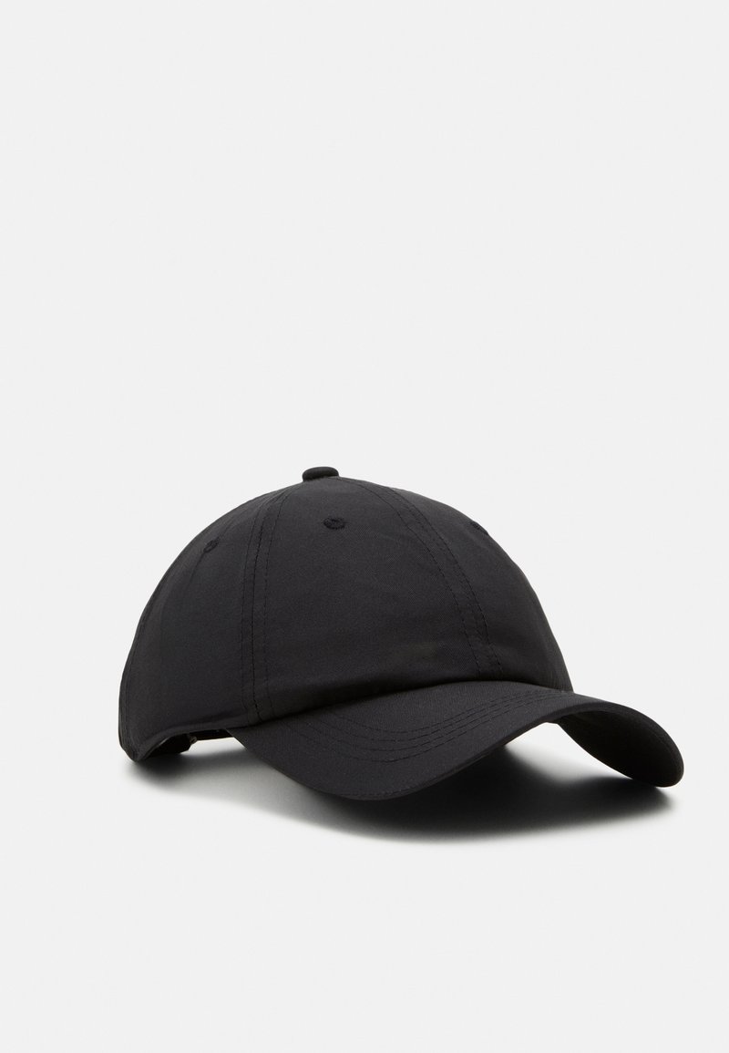 Casquette de baseball noire à six panneaux avec une visière incurvée et une sangle ajustable sur fond blanc.