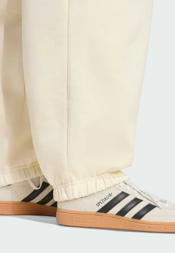 ESSENTIALS LINEAR JOGGER - Tracksuit bottoms2