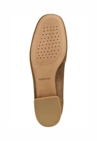 Suela de zapato Geox, material de ante marrón, diseño plano con suela de goma texturizada, que presenta puntos elevados y ranuras horizontales para mayor agarre.