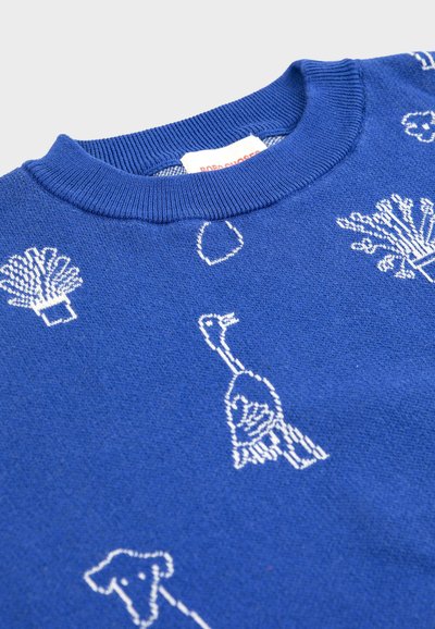 Niebieski dziergany sweter z białymi wzorami zwierząt i roślin, w tym ptaków, psów i kwiatów, z prążkowanym okrągłym dekoltem.