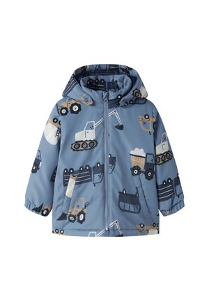 Veste bleue pour enfants avec capuche, présentant des motifs d'engins de chantier variés comme des pelleteuses, des camions-bennes et des tracteurs, fermeture éclair à l'avant.