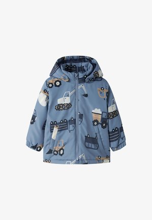 Veste bleue pour enfants avec capuche, présentant des motifs d'engins de chantier variés comme des pelleteuses, des camions-bennes et des tracteurs, fermeture éclair à l'avant.