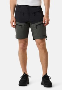 Zwarte en groene shorts met meerdere met rits afgesloten zakken, gemaakt van lichtgewicht materiaal, met een moderne pasvorm en korte lengte.