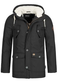 Veste parka noire avec une capuche bordée de polaire blanche. Comprend deux poches poitrine et deux poches inférieures, une fermeture éclair dorée et un accent en cuir beige.