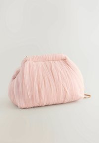 Różowa torebka kopertowa z marszczonym wykończeniem i miękkimi fałdami, z złotą ramą i zapięciem na klamrę. Kompaktowy, zaokrąglony kształt.