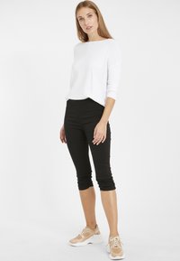b.young BYKEIRA BYDIXI CAPRI - - Shorts - black