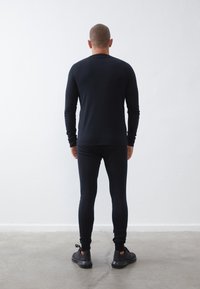 Pier One Sport BASE LAYER SET LONG SLEEVE TOP LEGGINGS - Spodnja majica - black