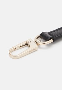 Pulseira de couro preto com fecho em metal dourado; inclui detalhe com logotipo gravado e uma textura suave. O clip apresenta um mecanismo de fecho seguro.