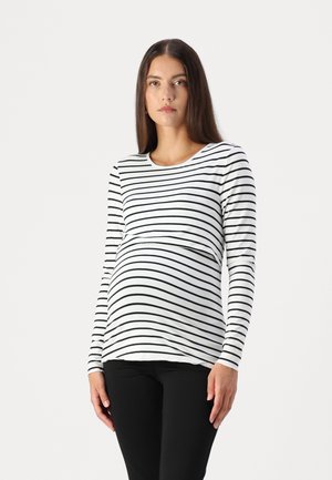 Weißes Langarm-Maternity-Shirt mit schwarzen horizontalen Streifen, aus weichem Stoff, mit Rundhalsausschnitt, figurbetont unter der Brust und glatter Textur.