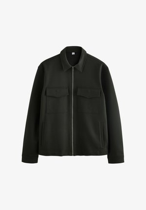 Chaqueta de cremallera verde oscuro con cuello extendido, dos bolsillos en el pecho, bolsillos laterales y una tela suave y texturizada.