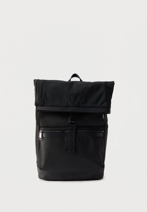 Sort rulle-top rygsæk med frontlynlåslomme, spænde strop og øverste håndtag på hvid baggrund.