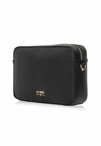 Czarna, teksturowana torba kosmetyczna ze skóry z złotym suwakiem, wytłaczanym logo, prostokątnym kształtem i zaokrąglonymi rogami. Posiada złote akcenty.