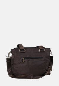 Bolso tote de nylon marrón con asas duales, correa de hombro ajustable, bolsillo con cremallera en la parte frontal y acentos de hardware en tono dorado. Textura suave.