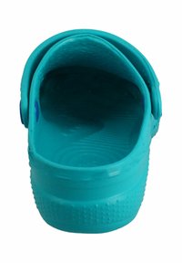 Türkiser Slipper mit abgerundetem Rücken, strukturiertem Innenfutter und runden Drainagelöchern. Verfügt über ein glattes, flexibles Material.