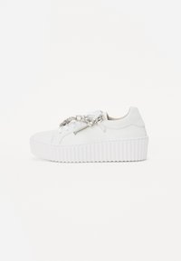 Hvide platform sneakers med en tekstureret s�ål, der har en dekorativ kæde og lynlåsdetalje på siden. Glat lædermateriale.