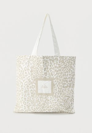Sac fourre-tout en toile à motif léopard crème et beige, avec une étiquette carrée blanche portant le logo « lala BERLIN ». Poignées renforcées pour plus de durabilité.