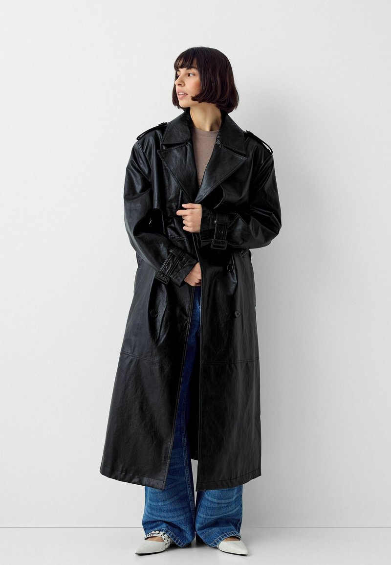 Bershka Trenchcoat zwart