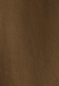 Texture de tissu marron tissé avec des fibres petites et uniformes visibles, finition mate, présentant un motif de tissage serré et régulier.