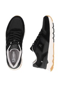 Svarta sportskor i mocka och mesh-material, med en vit mellansula och yttersula i gummirubber. Snörningen har en standarddesign för justering.