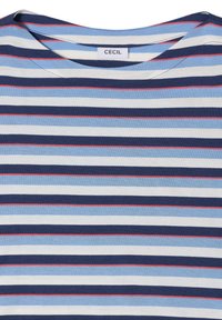 Chemise à rayures avec lignes horizontales bleu marine, bleu clair, blanches et fines rouges, dotée d'un col rond et d'une étiquette "CECIL" à l'intérieur.