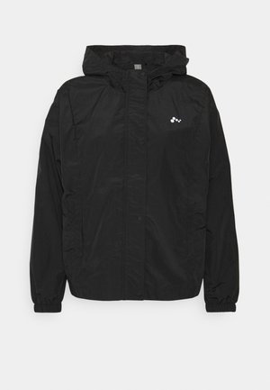 Veste coupe-vent noire à capuche avec poignets élastiques et petit logo blanc sur la poitrine gauche, fermeture éclair avant recouverte d'un rabat à boutons.