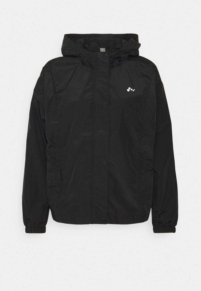 Veste coupe-vent noire à capuche avec poignets élastiques et petit logo blanc sur la poitrine gauche, fermeture éclair avant recouverte d'un rabat à boutons.