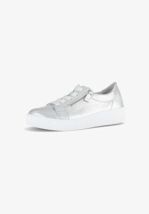 Silberfarbener Ledersneaker mit weißer Sohle, Schnürverschluss vorne und seitlichem Reißverschluss vor einem sauberen weißen Hintergrund.