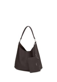 Sac hobo en cuir marron foncé avec une seule bandoulière et une pochette rectangulaire zippée attachée avec le nom de la marque à l'avant.