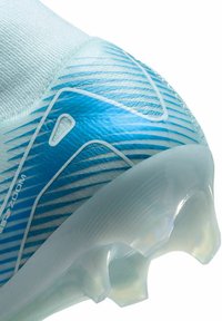 Scarpa da calcio azzurro chiaro con un design elegante, tomaia testurizzata, strisce bianche e blu prominenti e suola traslucida con tacchetti appuntiti.