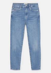 Jeans de mezclilla azul claro con corte slim, diseño de cinco bolsillos y un sutil desgaste en la tela, con cierre de botón en la parte frontal.