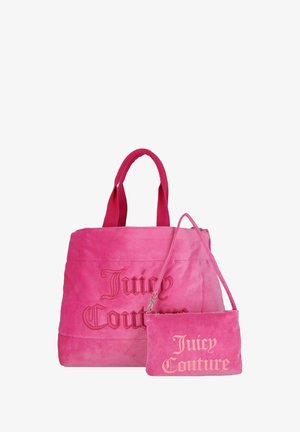 Sac fourre-tout en daim rose avec des poignées courtes, arborant un logo embossé "Juicy Couture". Inclus un petit sac assorti avec une bandoulière.