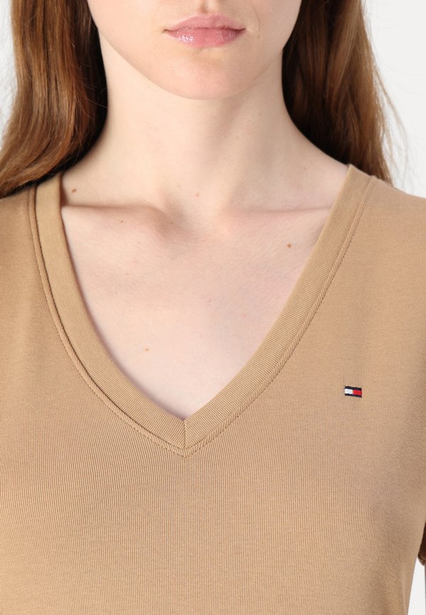 SLIM CODY V NECK - Basic T-shirt - safari canvas2