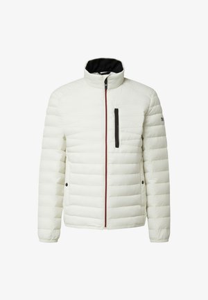 Weiße Steppjacke mit hohem Kragen, horizontalem Steppmuster, Frontreißverschluss und einer diagonalen Brusttasche mit schwarzem Akzent.