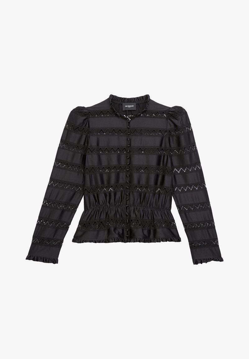 Blouse noire à manches longues avec bandes horizontales en dentelle, devant boutonné, taille froncée, col volanté et poignets aux manches.
