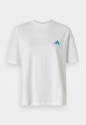 Tricou alb din bumbac, cu guler rotund și mâneci scurte. Include un logo cu trei dungi în nuanța teal pe pieptul stâng.