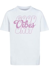 Hvid bomulds T-shirt med korte ærmer. Har pink tekst "GOOD VIBES ONLY," med stiliseret skrift og varierende skrifttyper.