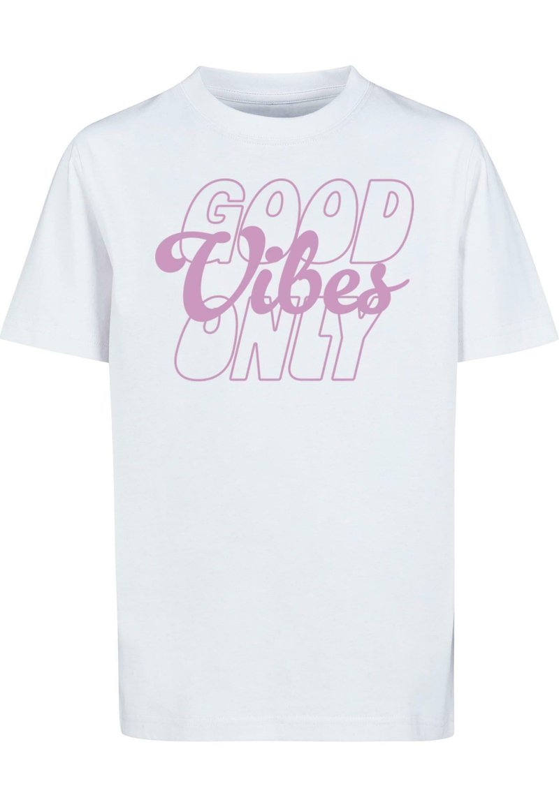 Hvid bomulds T-shirt med korte ærmer. Har pink tekst "GOOD VIBES ONLY," med stiliseret skrift og varierende skrifttyper.