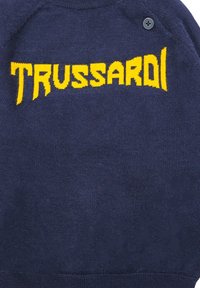 Maglione lavorato a maglia blu navy con logo giallo "TRUSSARDI", scollo rotondo e dettaglio con bottoni sulla spalla, caratterizzato da una texture morbida.