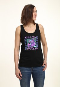 Canottiera nera con un vivace design grafico che presenta il testo "Siamo tutti pazzi qui. Siamo tutti pazzi" e un personaggio con strisce rosa e viola.