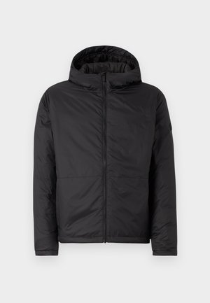 Čierna kapucňová bunda s prešívanou textúrou, predným zipsom a dvoma spodnými vreckami. Má hladký povrch a jednoduchý, moderný dizajn.