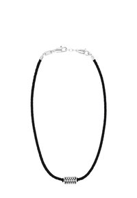 Collar de cordón trenzado negro con herrajes de plata y un acento cilíndrico texturizado en el centro. Cierre ajustable.