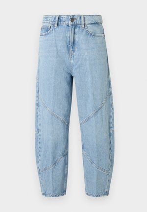 Lyseblå denimjeans med høy midje, knapp- og glidelåslukking, fem lommer og buede sømdetaljer foran og på bena.