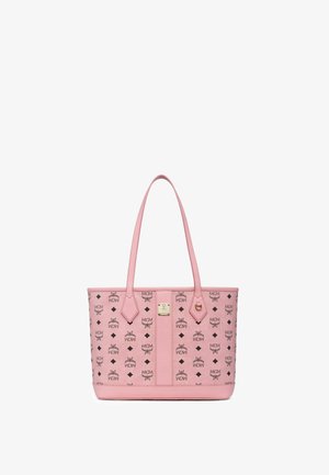 Różowa torba typu tote z długimi rączkami, czarny wzór z logo MCM oraz mała złota metalowa plakietka na środku przedniego panelu.