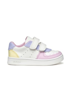 Sneaker bianca per bambini con accenti in pastello viola, rosa e giallo, due cinturini in velcro e suola spessa bianca.