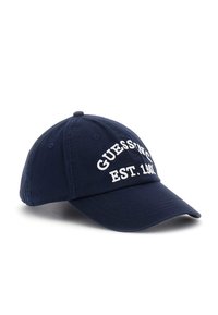 Gorra de algodón azul marino con visera curva, texto blanco bordado "GUESS INC. EST. 1981" en la parte frontal, correa ajustable en la parte posterior.
